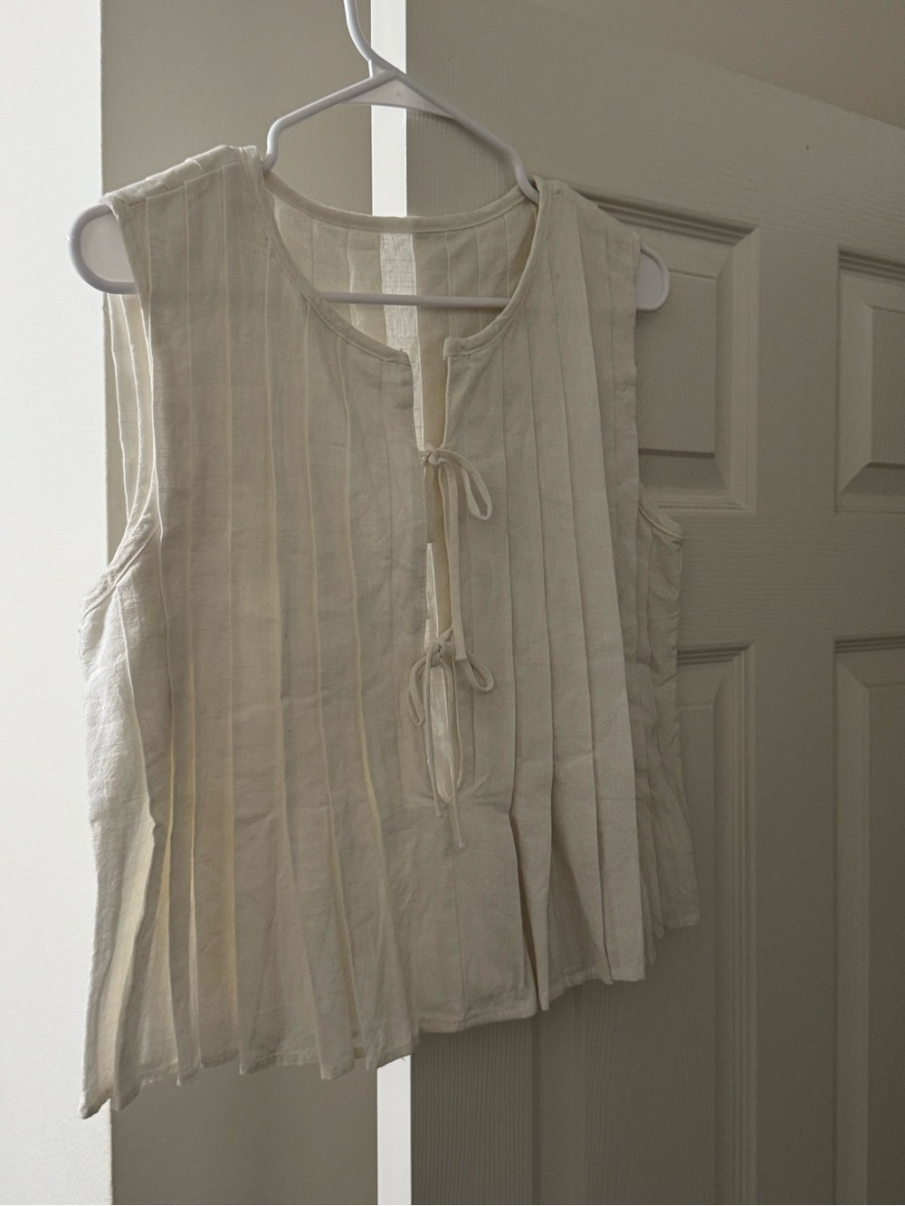 Women's white Pleated Tie-Front Sleeveless tank Top